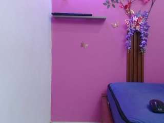 skinnybarbie022 Live Webcam on CamSoda