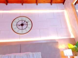 Model ini sedang live sekarang. melodyy-rose