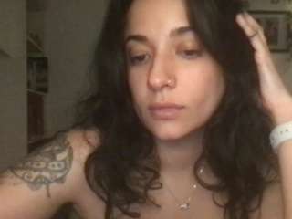 viviis, female webcam model,  years old, on live webcam