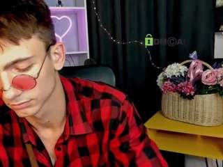 tobi-yours's CamSoda show and profile