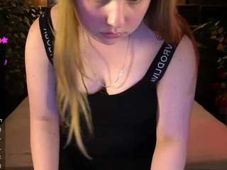Model ini sedang live sekarang. crystallpaws