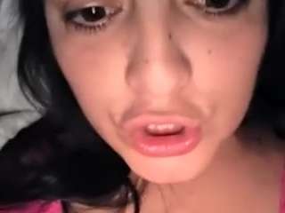 Live webcam model britneyquenn18 on Soda Cams