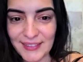 Live webcam model britneyquenn18 on Soda Cams