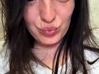 Live webcam model britneyquenn18 on Soda Cams