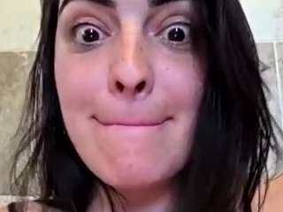 Live webcam model britneyquenn18 on Soda Cams