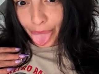 Live webcam model britneyquenn18 on Soda Cams