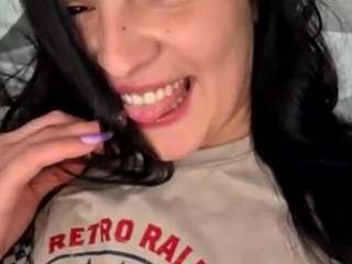 Live webcam model britneyquenn18 on Soda Cams