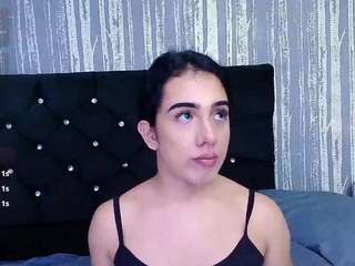 Acest model este live acum. alicee-moonn