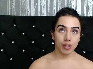 le modèle alicee-moonn est en webcam porno dans un show sur le site camsoda, il possède les tags suivants: anal toys,black hair,brown eyes,dirty talk,drinking,ejaculation,flat chested,lean,orgasm,tease,white,hd
