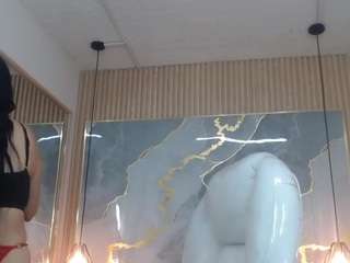 le modèle nei-girl est en webcam porno dans un show sur le site camsoda, il possède les tags suivants: big tits,black hair,blowjob,brown eyes,mature,middle aged,normal,tattoos,hd,milf