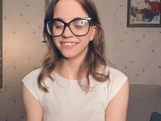 Young Berenicecresswell - gorgeous, passionate and ready to flatter berenicecresswell from CamSoda