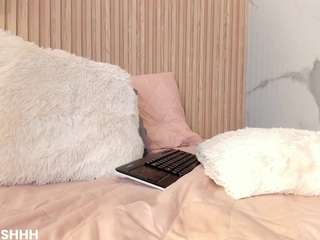 cosmic-brunette webcam