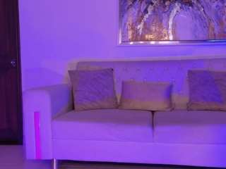 Mialaurence's cam show statistics and live stream
