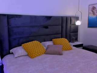 MiaLaurence live webcam show