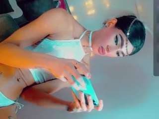 Live webcam model isabellalatingirs on Soda Cams