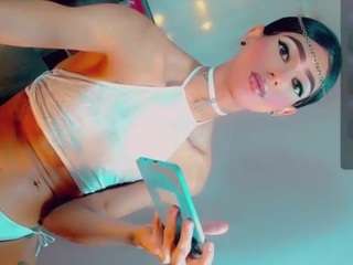 isabellalatingirs Blonde hair live webcam