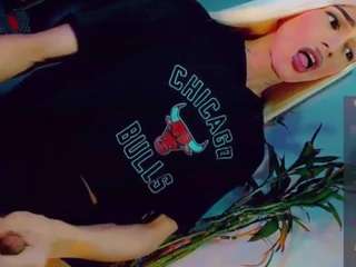 This model is live right now. isabellalatingirs