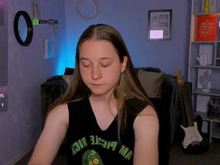 laura-queen's CamSoda show and profile