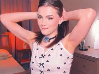 synne-g1ows's CamSoda show and profile