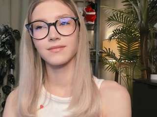 Image 1 of esmagreaves, female webcam model,  years old, on live webcam