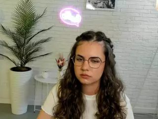 LynetDecoursey's Live Sex Cam Show