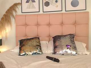 serena-houstonn, female webcam model,  years old, on live webcam