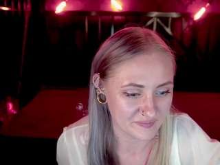 dramaquenn's CamSoda show and profile