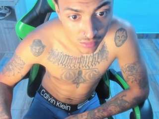 big-zafiro's CamSoda show and profile