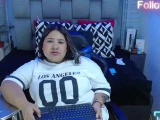 evelinzaens's CamSoda show and profile