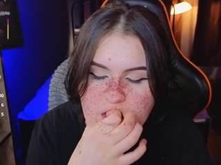 darksh1ne's CamSoda show and profile