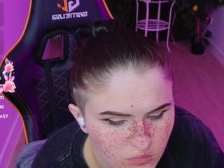 darksh1ne, recent webcam model, live from Camsoda