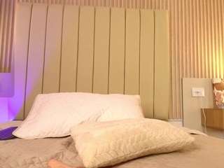 merida-love's CamSoda show and profile