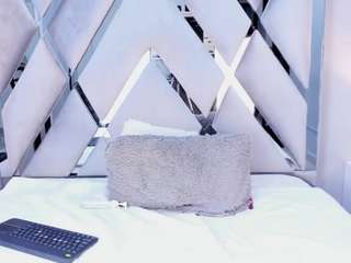  chloe-brownie chat room