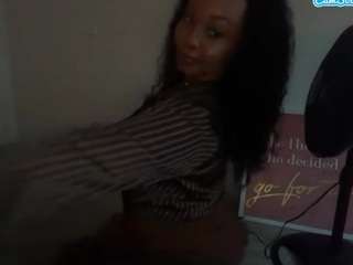 Live webcam model yourmamisol on Soda Cams