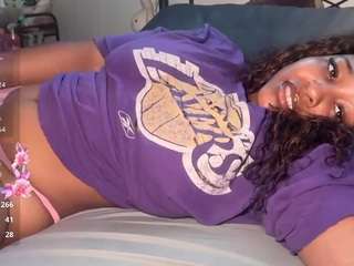 yourmamisilk live webcam show