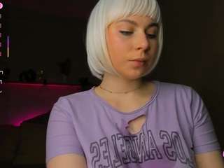 Evalawrence's cam show statistics and live stream