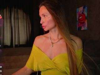 Evelyn live webcam show