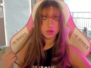 naomimif webcam model