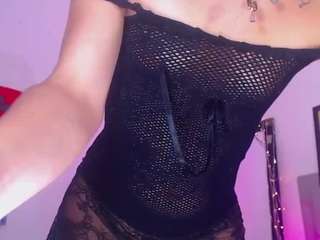 यह मॉडल अभी लाइव है. valentinapartyy