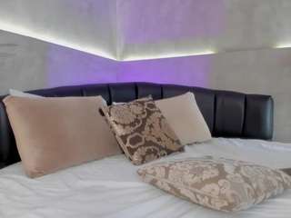 nicolettee1 webcam model