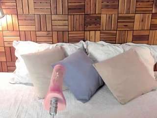 daaphnee1, female webcam model,  years old, on live webcam