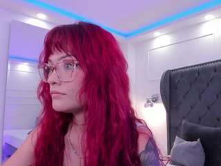 mae-lyra Live Webcam on CamSoda