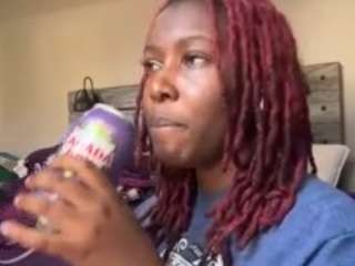 Live webcam model yoursecret1425 on Soda Cams