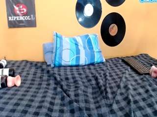 skinnyverus18's CamSoda show and profile