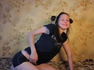 evelineemard's CamSoda show and profile