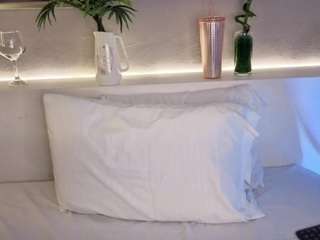 miss-lyra's CamSoda show and profile