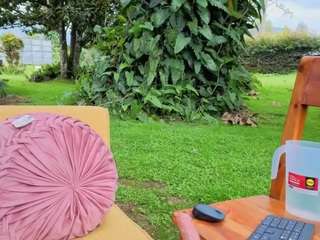 alicemrtnz Live Webcam on CamSoda