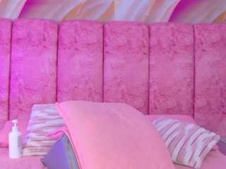 This model is live right now. emmacurvy
