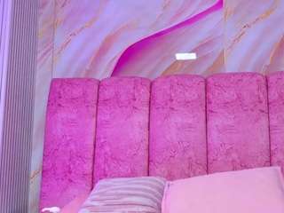 emmacurvy live cam preview