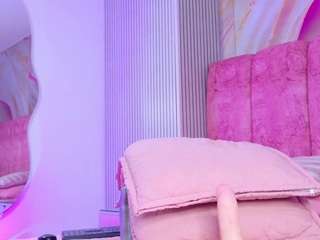 emmacurvy live cam preview